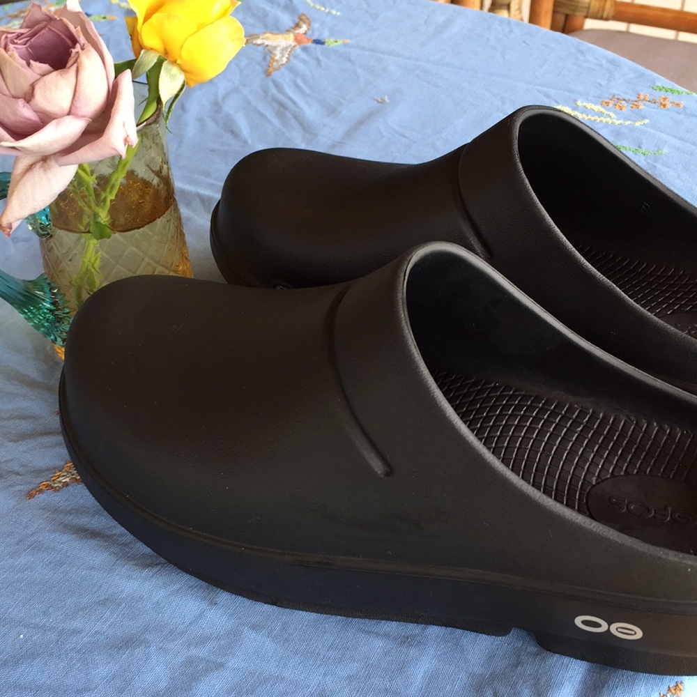 NEW OOFOS CLOGS WOMEN’S